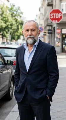 Городская улица — тёмно-синий пиджак, руки в карманах, припаркованные машины
