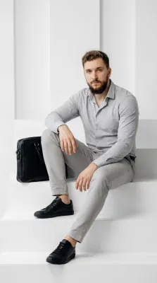 Белая рубашка, ступени с сумкой