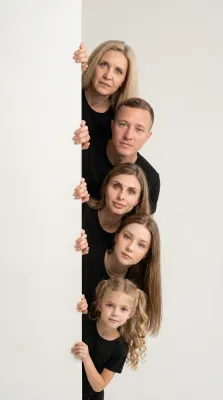 Портрет поколений лесенкой из-за стены