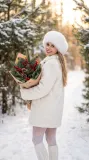 С новогодним букетом в лесу — фото 2